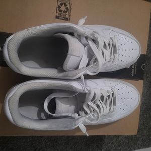 Size 10.5 white airforce.